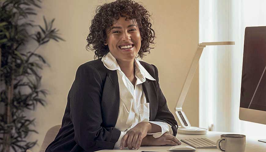 secretaire-africaine-souriante