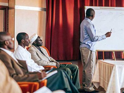 dans-une-salle-de-cours-les-eleves-sont-assis