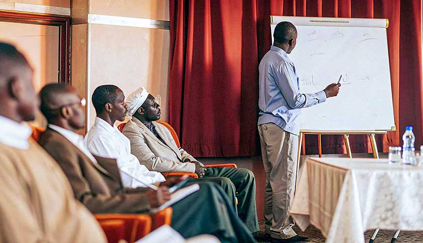 dans-une-salle-de-cours-les-eleves-sont-assis
