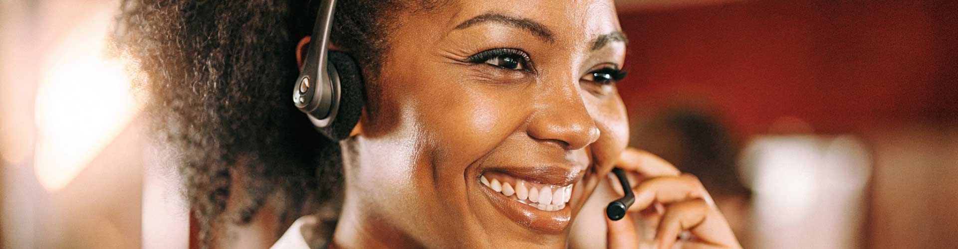 standardiste-africaine-souriante-au-telephone-