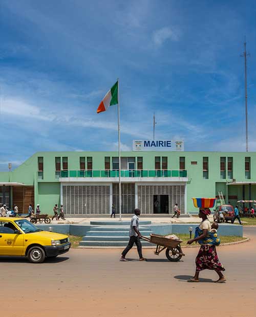 circulation-devant-mairie-africaine-bleue
