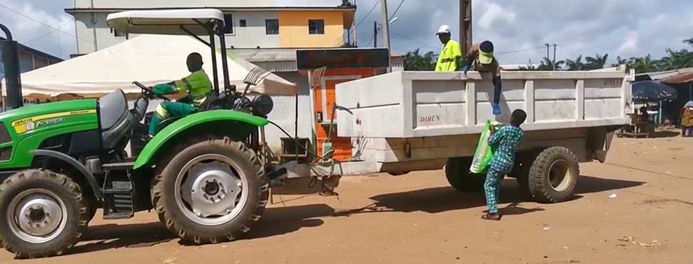 tracteur-ramasse-poubelle-au-quartier