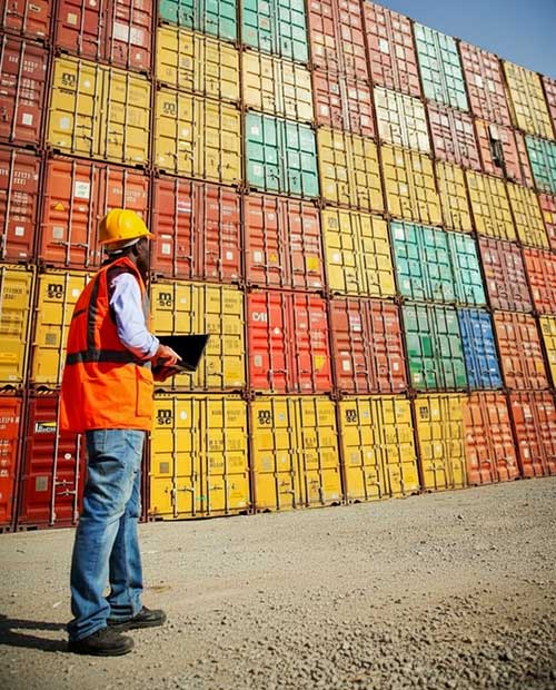 un-transitaire-africain-devant-des-piles-de-containers